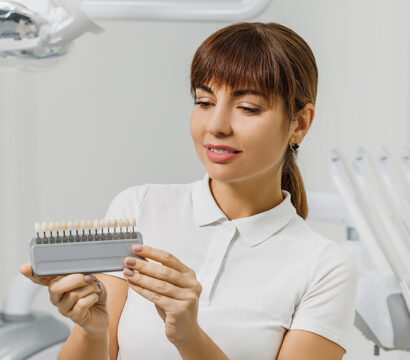 Choosing Between Tooth Bonding & Dental Veneers